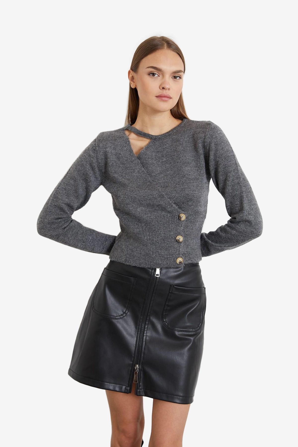 Pull asymétrique à boutons