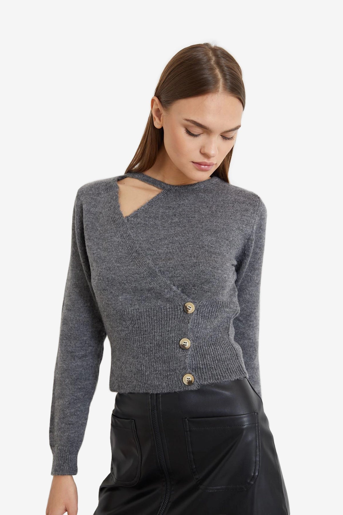 Pull asymétrique à boutons