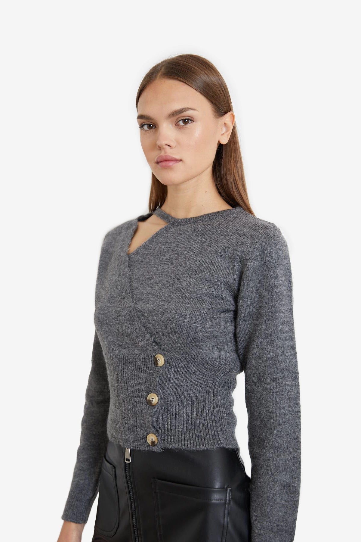 Pull asymétrique à boutons