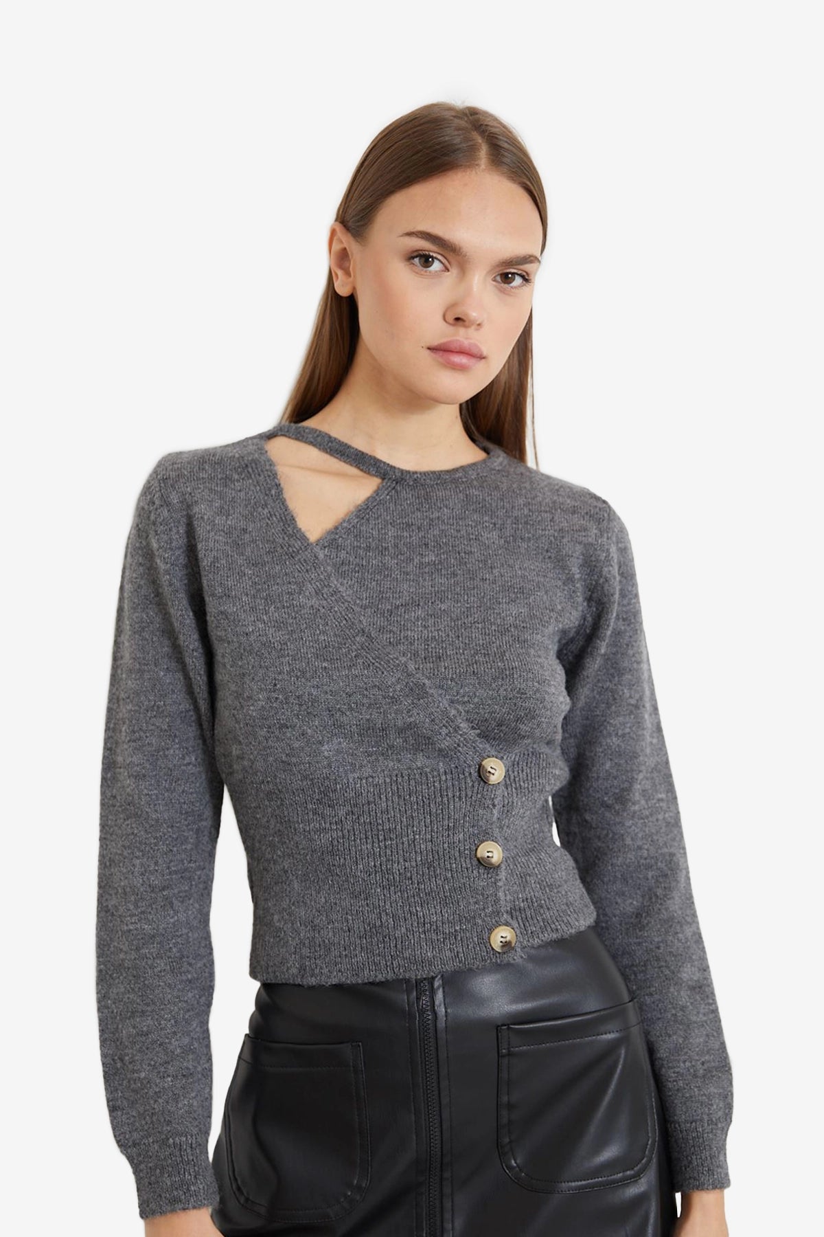 Pull asymétrique à boutons